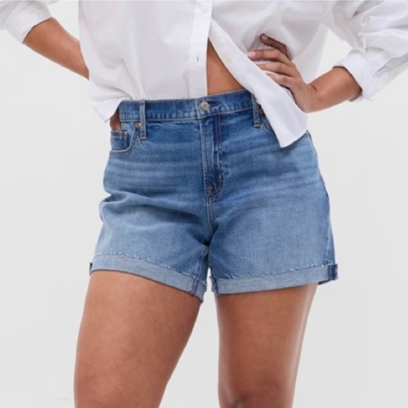 GAP Pants - 💙 GAP Medium Wash 5" Girlfriend Jean Shorts | Size 10 | Mid Rise 💙
